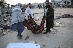 Tientallen lichamen uit puin getroffen ziekenhuis Kabul gehaald
