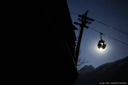 Skigondel in Zwitsers skigebied losgeraakt, rolt van berg