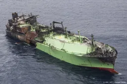 Beschadigde Russische olietanker drijft richting Libische kust