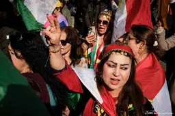 Honderden demonstreren in centrum Amsterdam tegen oorlog in Iran