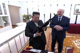 Loekasjenko geeft Kim Jong-un geweer cadeau