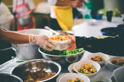 Armoede-explosie in Nederland: Steeds meer hardwerkende burgers en gepensioneerden naar de voedselbank