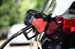 Oliecrisis compleet: Koeweit trekt stekker uit productie, brandstofprijzen exploderen