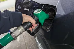 Kartelkabinet plundert automobilist: nergens in Europa is benzine zo zwaar belast als hier