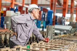 Werken tot je erbij neervalt: Kabinet wil AOW-leeftijd wéér verhogen, terwijl 55-plussers massaal instorten