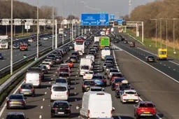 Kabinet-Jetten laat de infrastructuur wegrotten: Automobilist staat uren in de file door gaten in de weg