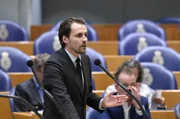 Gigantische FVD-overwinning: Motie Tom Russcher aangenomen om asieltuig in het OV knetterhard aan te pakken
