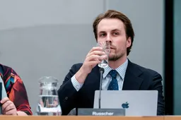 Wereldvreemd Den Haag rolt over elkaar heen voor genderneutrale wc's, terwijl Nederland in de fik staat