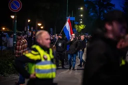 Volk komt in verzet: Gemeente Loosdrecht bindt in na massale protesten en schrapt deel asielopvang