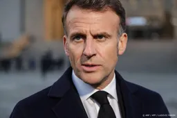 Macron hekelt opmerkingen Trump over zijn huwelijk