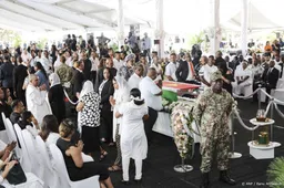 Duizenden bewijzen Surinaamse ex-president Santokhi laatste eer