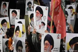Menigten gedenken in optochten gedode Iraanse leider Ali Khamenei