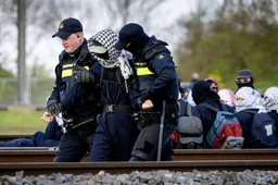 Politie verwijdert bezetters Betuwelijn, tientallen aanhoudingen