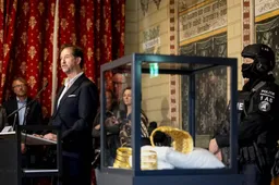 Museumdirecteur: geef ook de derde armband terug