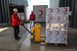 Hulpverleners Rode Kruis bevoorraden Iran via land