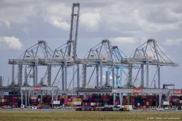 Container valt uit havenkraan op schip in havengebied Rotterdam