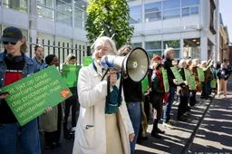 Zo'n zeventig demonstranten proberen asielwetten tegen te houden