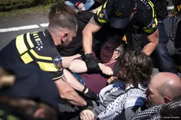 Politie houdt ruim 200 demonstranten aan na XR-blokkade A12