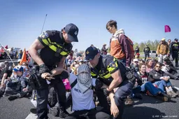Zes activisten die opstopping op A12 veroorzaakten nog vast