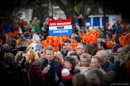 Republiek verliest zaak om opblaasdino, neemt mascotte wel mee