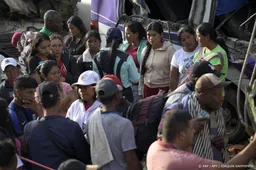 Dodental bomaanslag op verkeersweg Colombia omhoog