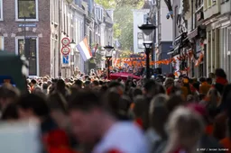 Utrecht: Stadhuisplein en Oudkerkhof vol door drukte