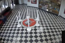 Filmpje! Schooldirecteur overmeestert gewapende ex-leerling en voorkomt gruwelijk bloedbad