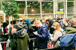 Totale chaos op Schiphol: luchthaven bewijst wéér absolute incompetentie bij invoering douanesysteem