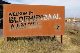 Ordinaire moddergooierij in Bloemendaal: elitaire politici rollen over straat in drankrel