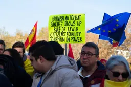 Knettergekke Sánchez deelt half miljoen verblijfsvergunningen uit: Spaanse migratiedienst dreigt met staking