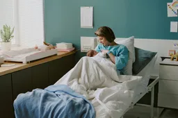 Haagse elite sloopt kraamzorg: hardwerkende Nederlander betaalt de volle mep, maar verliest uren