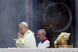 Historische Goede Vrijdag: krachtige Paus Leo XIV draagt zélf het kruis tijdens Kruisweg in Rome