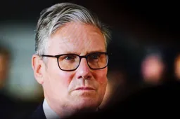 De doofpot barst open: liegende premier Starmer moet opstappen na bizar schandaal rond Epstein-vriend