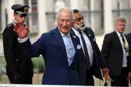 Het Westen in verval: Zwakke Starmer misbruikt koning Charles voor laffe bedeltocht bij oorlogshitser Trump