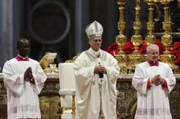 Paaswake in het Vaticaan: Paus Leo XIV roept op tot vrede in een door oorlog verscheurde wereld