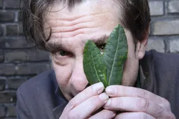 Hans Teeuwen deelt genadeloze tik uit: asocialen keihard uit zaal gezet