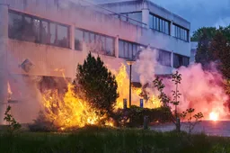 Relschoppers in Loosdrecht spelen het kartel in de kaart: AZC is onacceptabel, maar fik stichten is immoreel en dom!