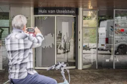 Vernielingen bij gemeentehuis en theater in IJsselstein