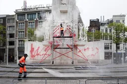 Bekladding Nationaal Monument op de Dam schoongespoten