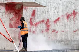 Monument op de Dam weer schoon na bekladding