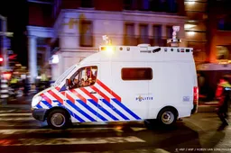 Politie veegt rotonde met anti-azc-betogers leeg in Apeldoorn