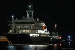 Hondius in haven van Granadilla, gaat voor anker