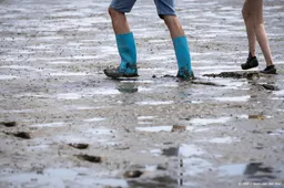 Gestrande wadlopers met reddingsboten en heli van wad gehaald