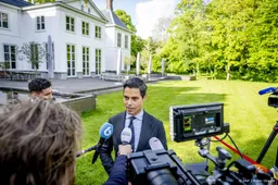 Kabinet overlegt met gemeenten na geweld bij asielzoekerscentra
