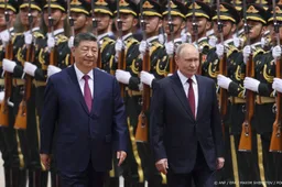 Xi begroet Poetin in Grote Hal van het Volk in Beijing