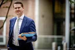 Van Essen stelt nieuw plan voor mestbeleid halfjaar uit