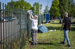 Tientallen asielzoekers voor de poort bij Ter Apel