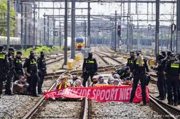 Activisten Extinction Rebellion betreden spoor Utrecht Centraal