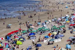 Lokaal eerste tropische dag, parkeerplaatsen stranden vol