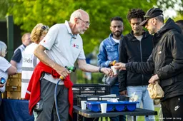 Rode Kruis deelt weer maaltijden uit aan asielzoekers in Ter Apel